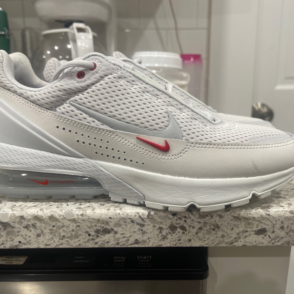 Size 9 W New Nike air max pulse